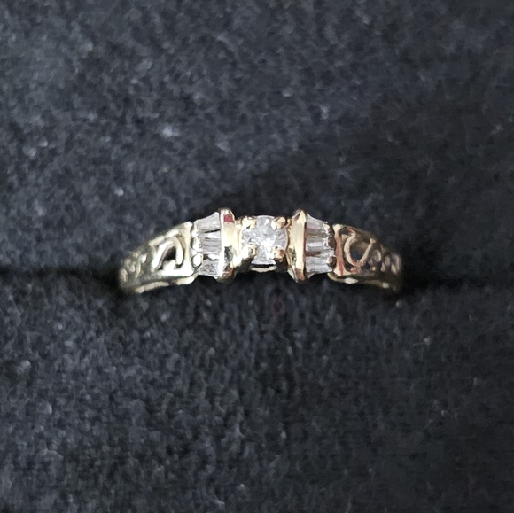 14k Solid Gold Vintage Diamond Ring - Picture 1 of 14